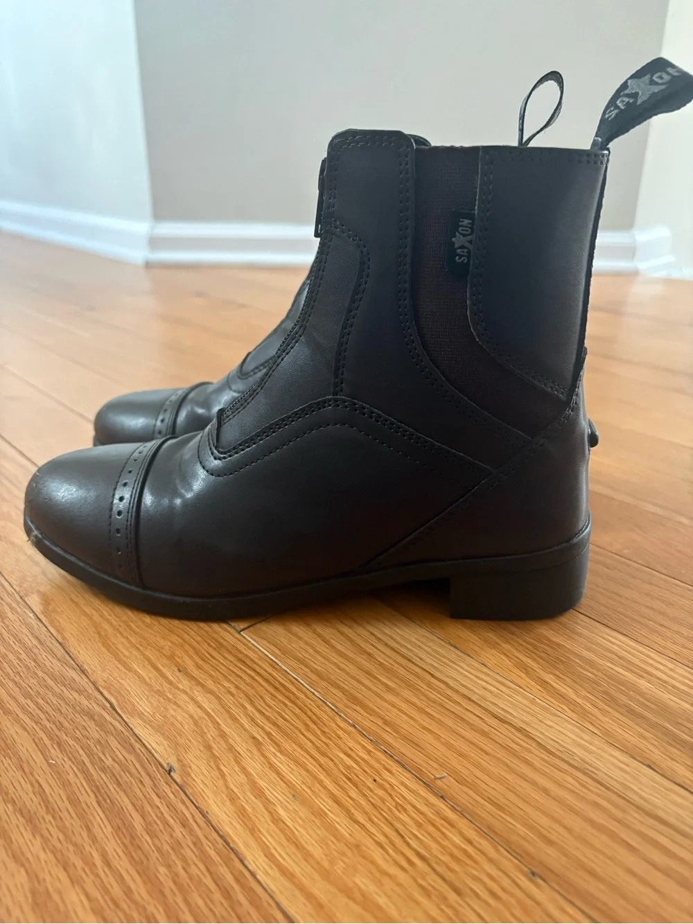 Saxon sleek black